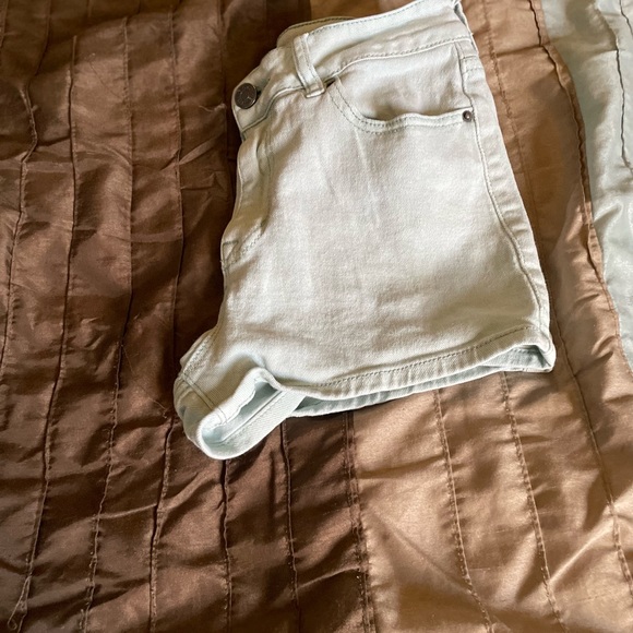 BDG denim shorts size 26 waist high rise 98% cotton has 5 pockets - Picture 9 of 9